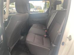 2017 TOYOTA HILUX SR (4x4)