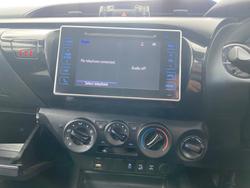 2017 TOYOTA HILUX SR (4x4)