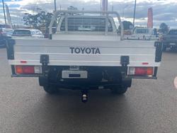 2017 TOYOTA HILUX SR (4x4)