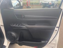 2017 TOYOTA HILUX SR (4x4)